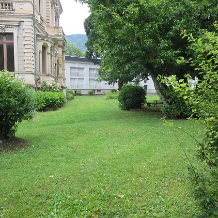 Pyrenees Palace 아파트