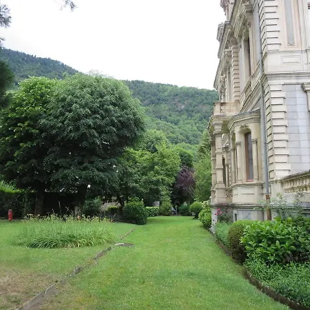 Pyrenees Palace 아파트